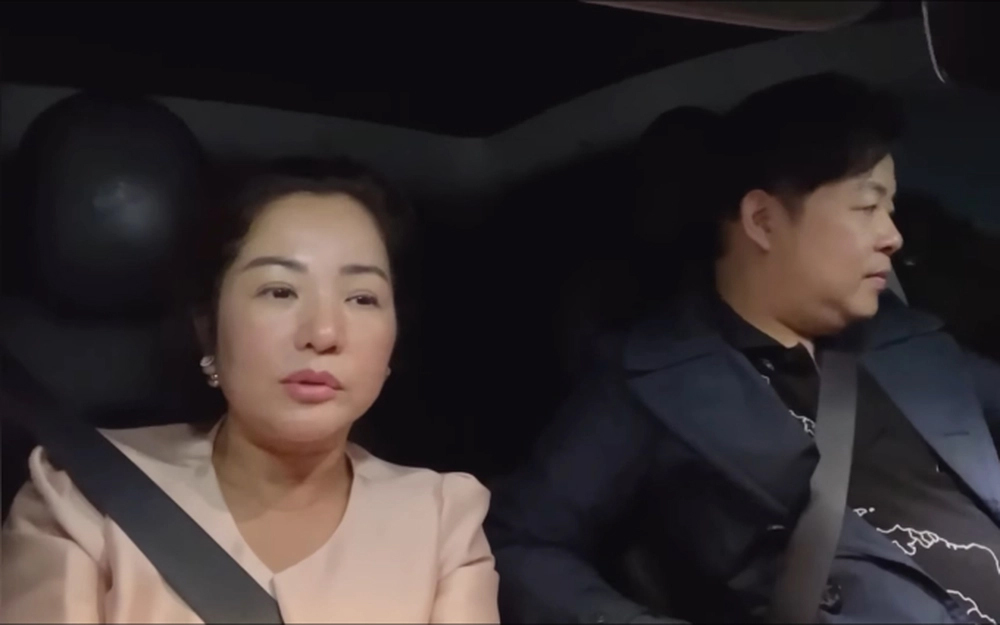 Quang Lê và Thúy Nga vừa ngồi trên xe vừa trò chuyện cùng nhau