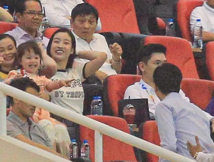 Hoa hậu Đỗ Mỹ Linh cùng chồng đi xem bóng đá
