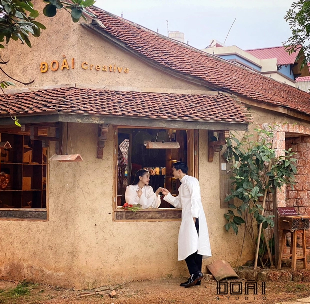 Trong khi đó, Doãn Hải My lại trao ánh mắt tình tứ cho chồng