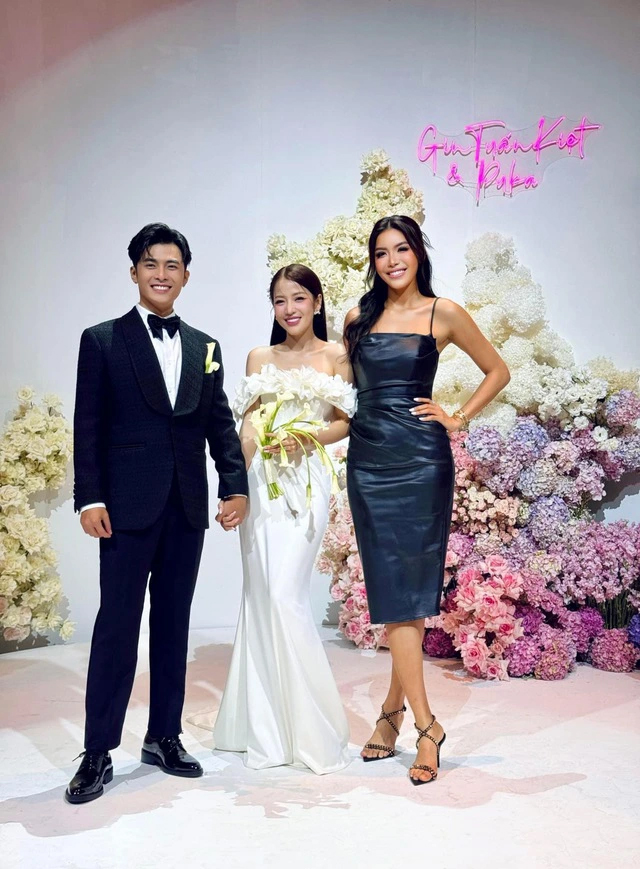 Puka - Gin Tuấn Kiệt chính thức lộ diện trong đám cưới ở TP.HCM: Cô dâu khoe vai trần, tình tứ bên cạnh chú rể - ảnh 2