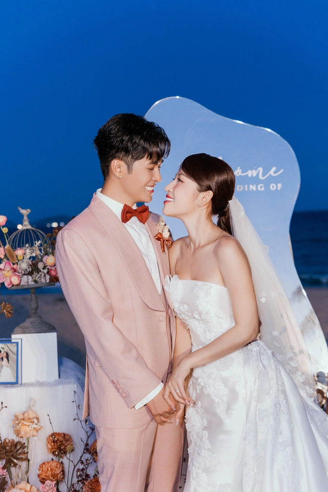 Puka - Gin Tuấn Kiệt chính thức lộ diện trong đám cưới ở TP.HCM: Cô dâu khoe vai trần, tình tứ bên cạnh chú rể - ảnh 8