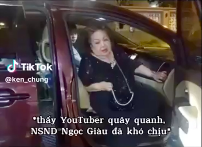 Ngay khi vừa bước xuống xe, NSND Ngọc Giàu đã bị Youtuber 'dí máy quay' vào mặt