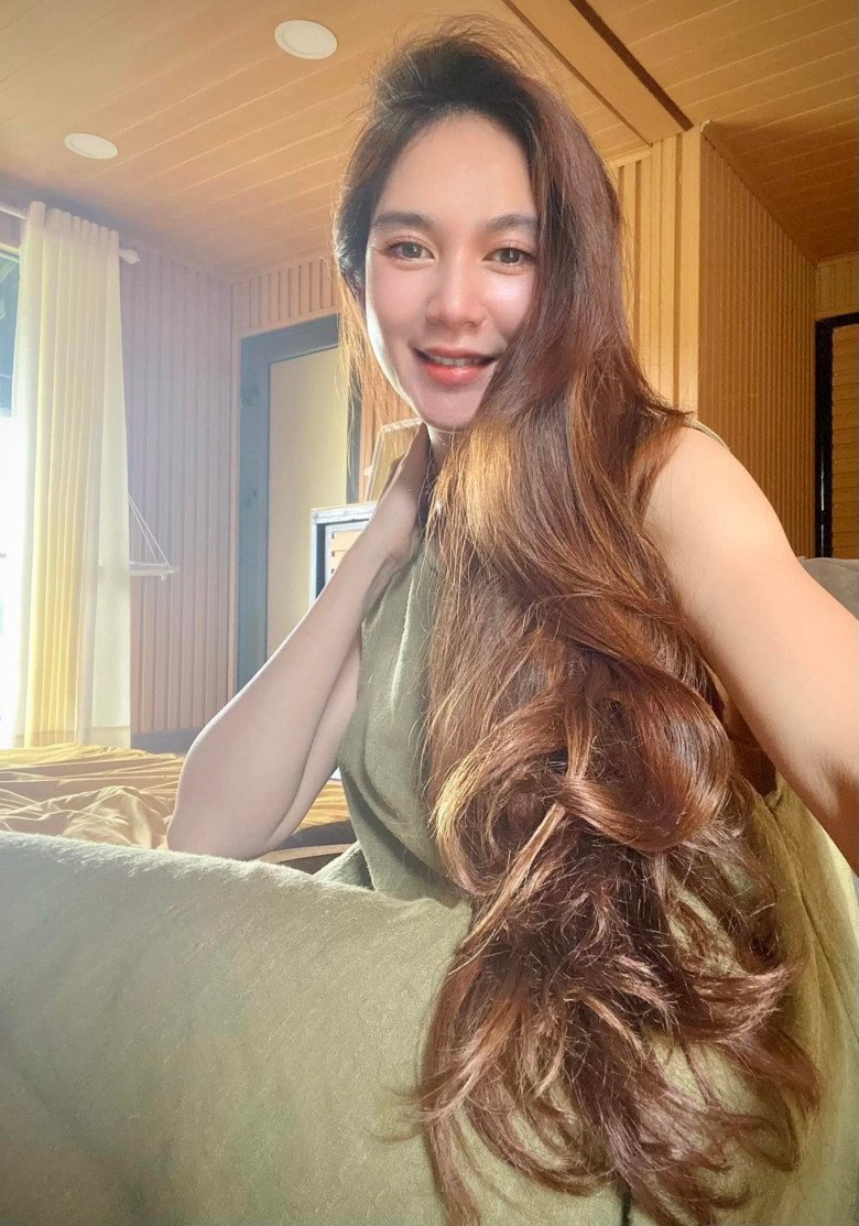 Minh Hà sở hữu mái tóc dài đã trở thành thương hiệu sắc đẹp