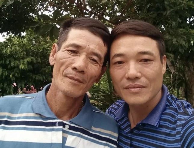 Ông Phong chụp ảnh cùng người thân sau khi được gia đình đón về