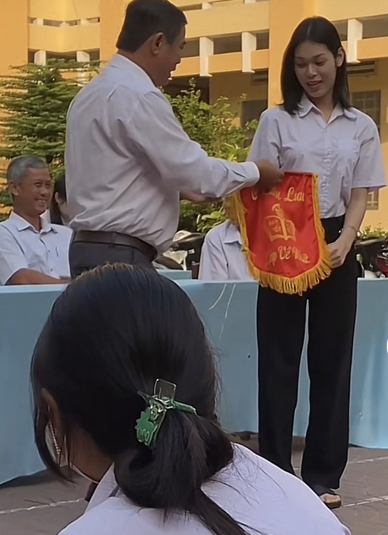 Trương Mỹ Ngọc nhận bằng khen khi đang học lớp 12