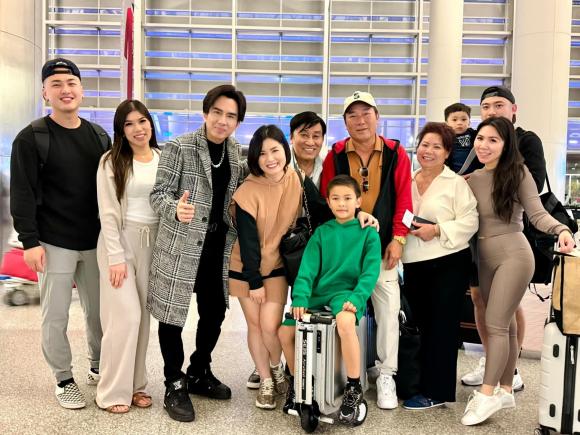 Cả gia đình anh Bo Đan Trường có mặt ở sân bay