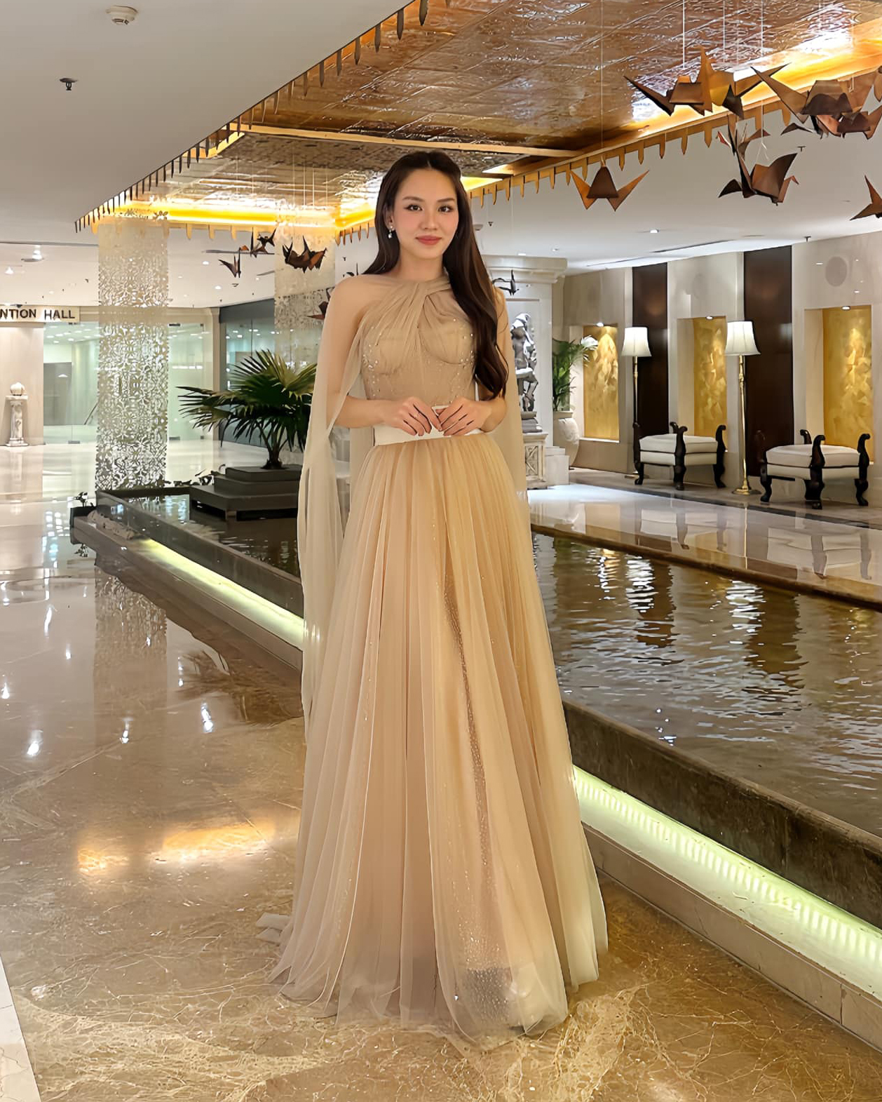 Soi tủ đồ 140kg Huỳnh Nguyễn Mai Phương mang đi nước ngoài, loạt trang phục  'ăn gian' từ 1,7 m lên hơn 1,8 m - ảnh 2