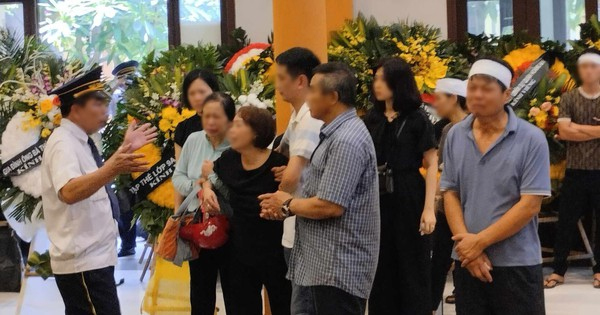 Những người thân, bạn bè khóc nghẹn trong lễ tang (Ảnh: Báo Phụ nữ Việt Nam)