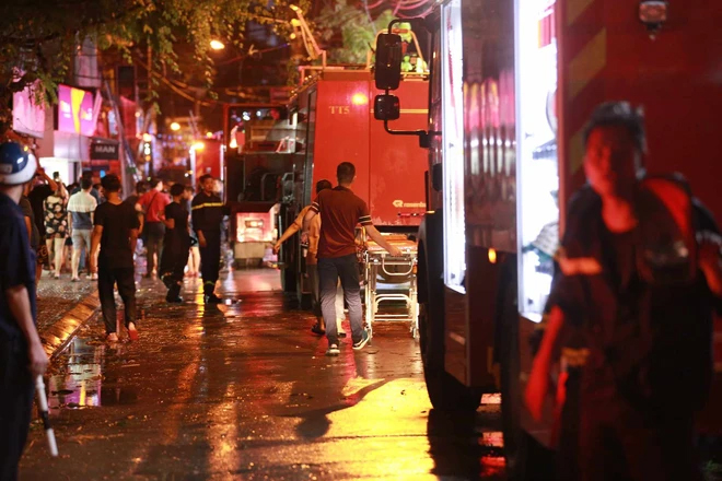 Vụ cháy nhà trên phố Định Công Hạ khiến 4 người ra đi mãi mãi: Người thân đau đớn, ôm mặt khóc nức nở - ảnh 1