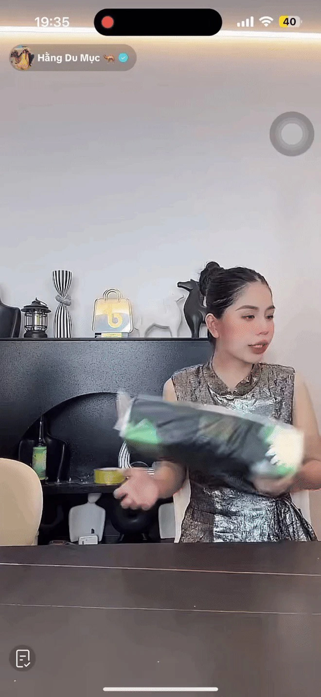 Hằng Du Mục xuất hiện trong phiên live trước đó với nhiều dấu vết lạ