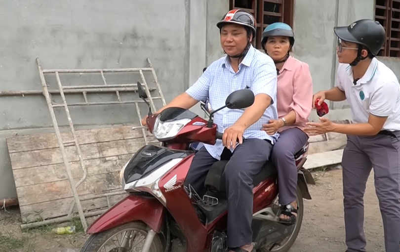 Dù bị khiếm thị nhưng anh Hậu có thể chạy xe máy chở vợ (Ảnh: Kênh Độc lạ Bình Dương)
