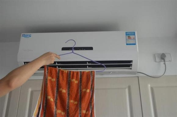 Bạn có thể đặt một chậu nước hoặc khăn ướt trong phòng để làm tăng độ ẩm (Ảnh minh họa)