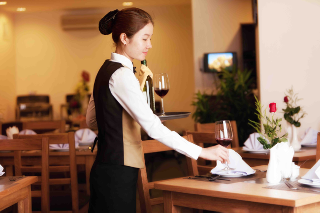 Robot nhân tạo đang dần thay thế nhân viên phục vụ nhà hàng (Ảnh minh họa)