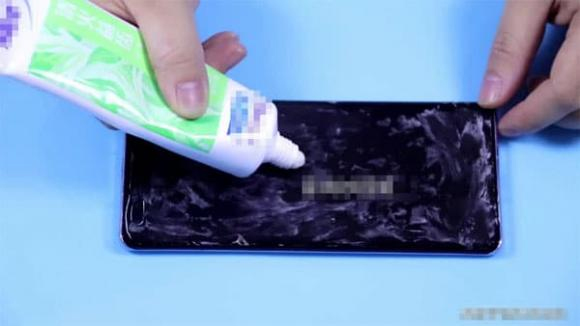 Kem đánh răng không chỉ có tác dụng làm trắng răng mà còn có thể làm sạch màn hình điện thoại