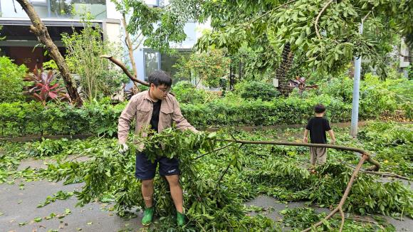 Mọi người dành lời khen cho hành động ý nghĩa của 3 bố con