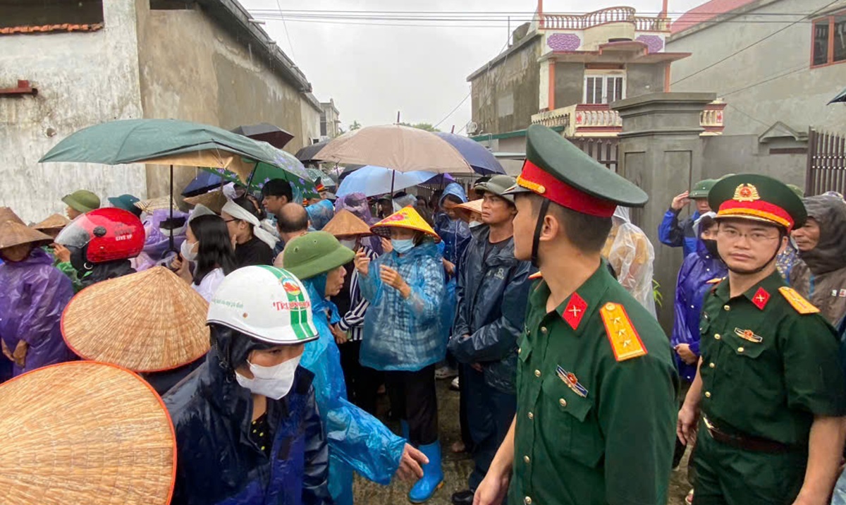 Dù trời mưa tầm tã nhưng rất đông người đã tới tiễn đưa đại úy Nguyễn Đình Khiêm về với đất mẹ (Ảnh: Báo Người lao động)