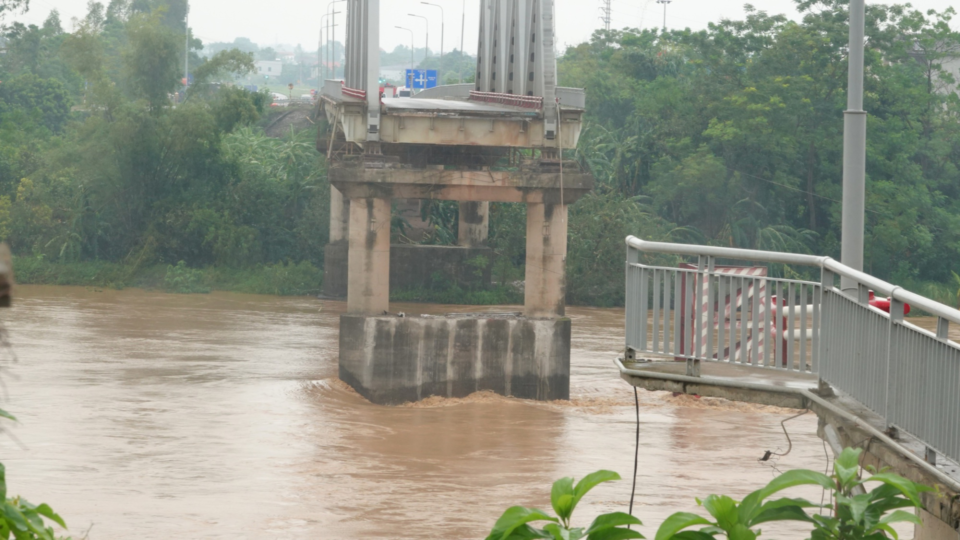 Hiện trường vụ sập cầu Phong Châu