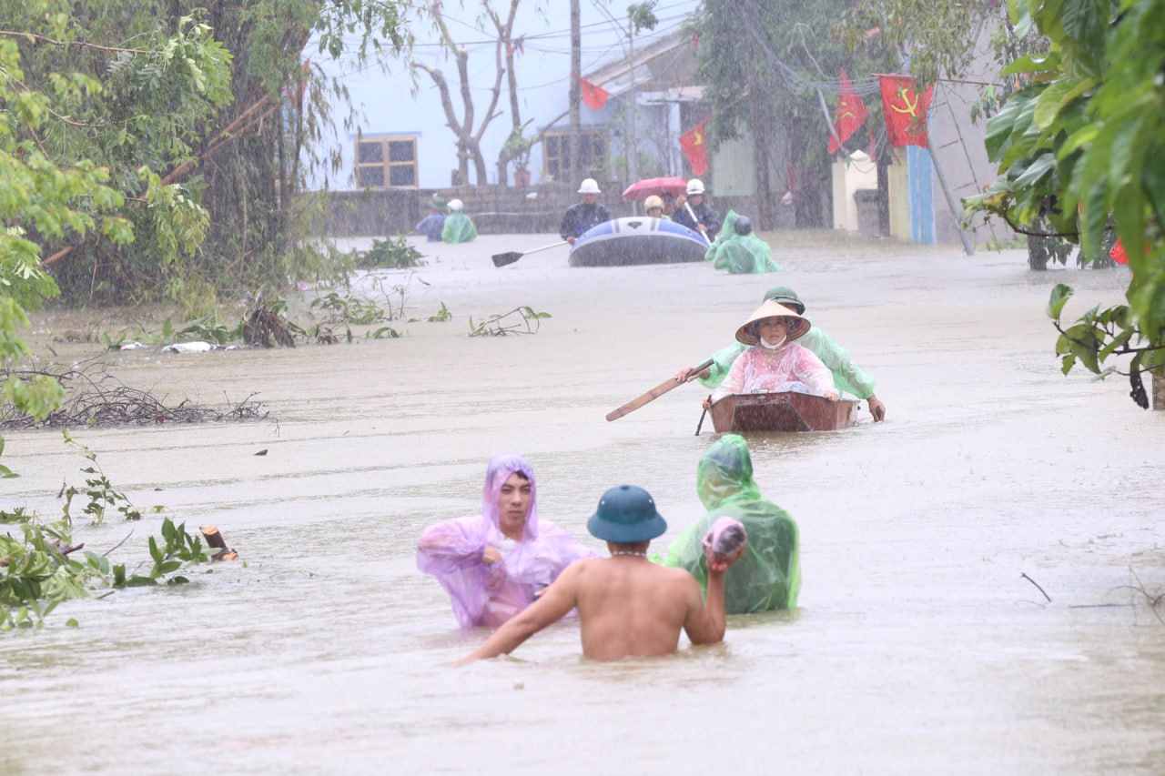 dam-cuoi-dac-biet-tai-ron-lu-ha-noi-nha-trai-don-dau-bang-thuyen-ton-va-thuyen-tu-che-1