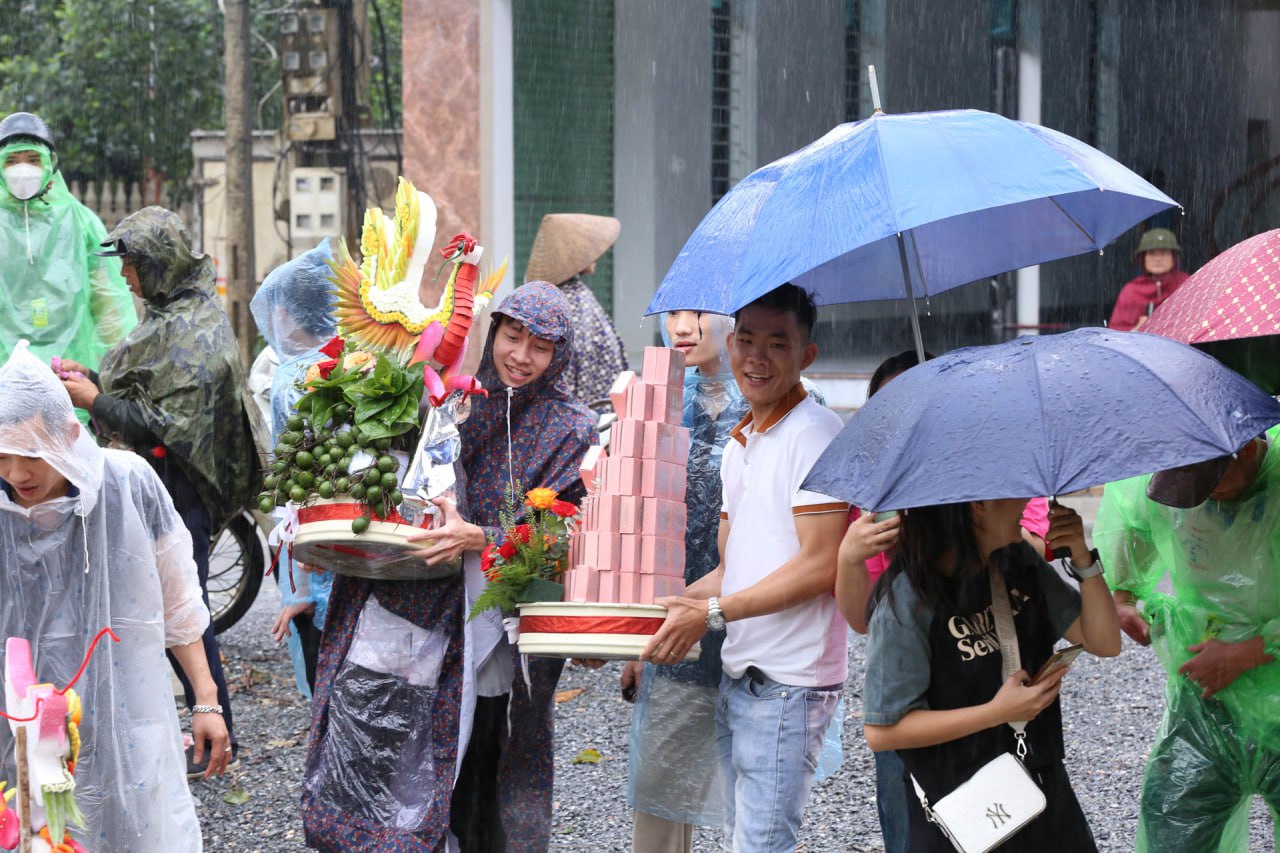 Đoàn bê tráp của nhà trai (Ảnh: Báo Thanh niên Việt)