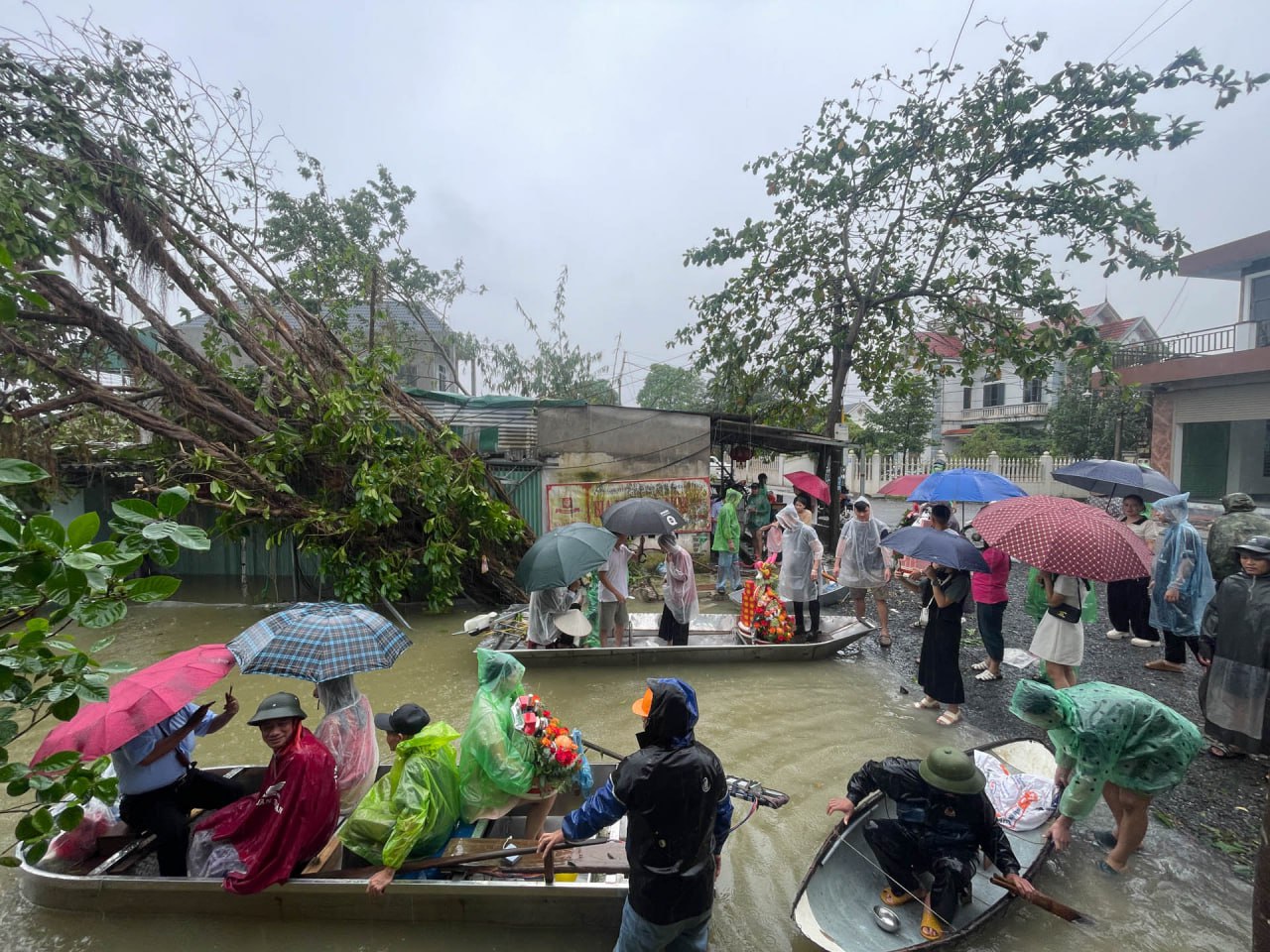 dam-cuoi-dac-biet-tai-ron-lu-ha-noi-nha-trai-don-dau-bang-thuyen-ton-va-thuyen-tu-che-4