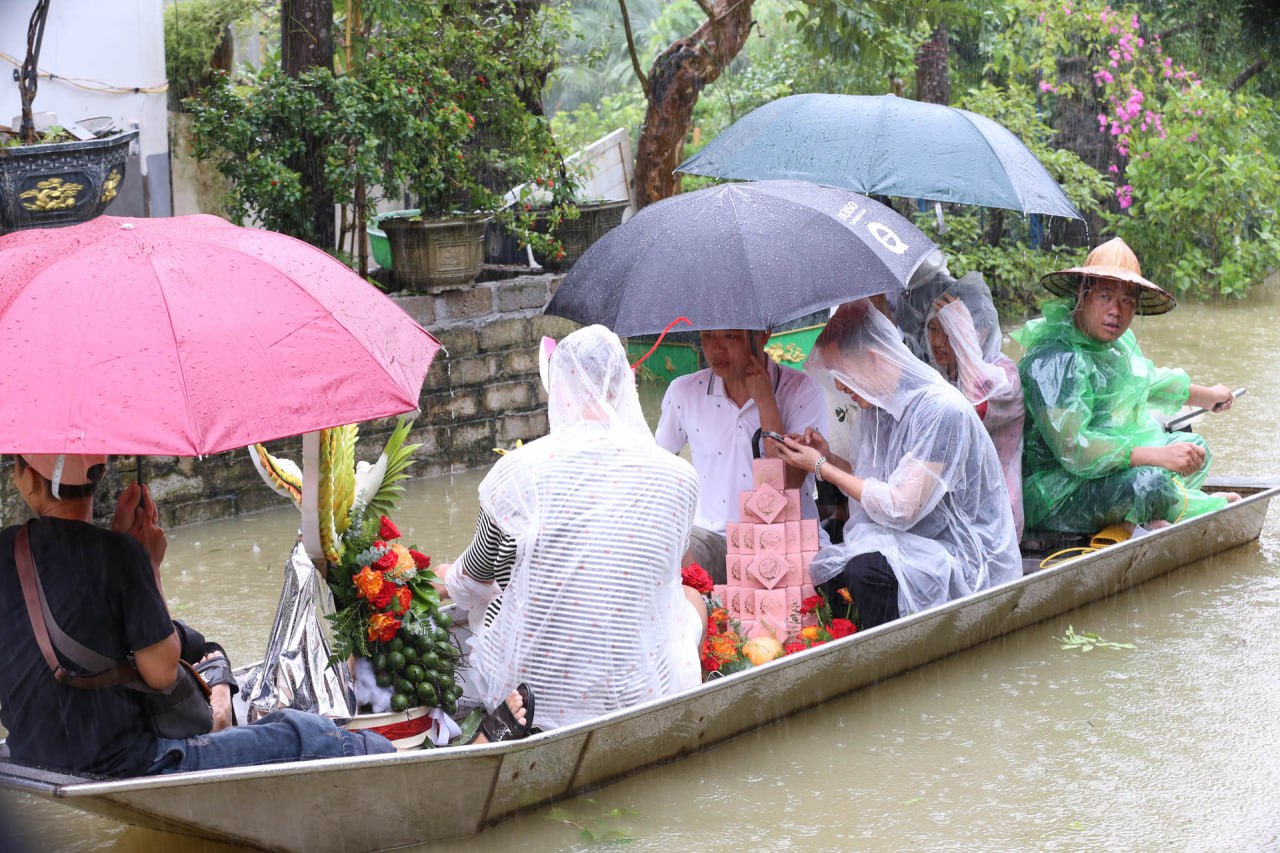 Đám cưới đặc biệt tại 'rốn lũ' Hà Nội, nhà trai đón dâu bằng thuyền tôn và thuyền tự chế - ảnh 5