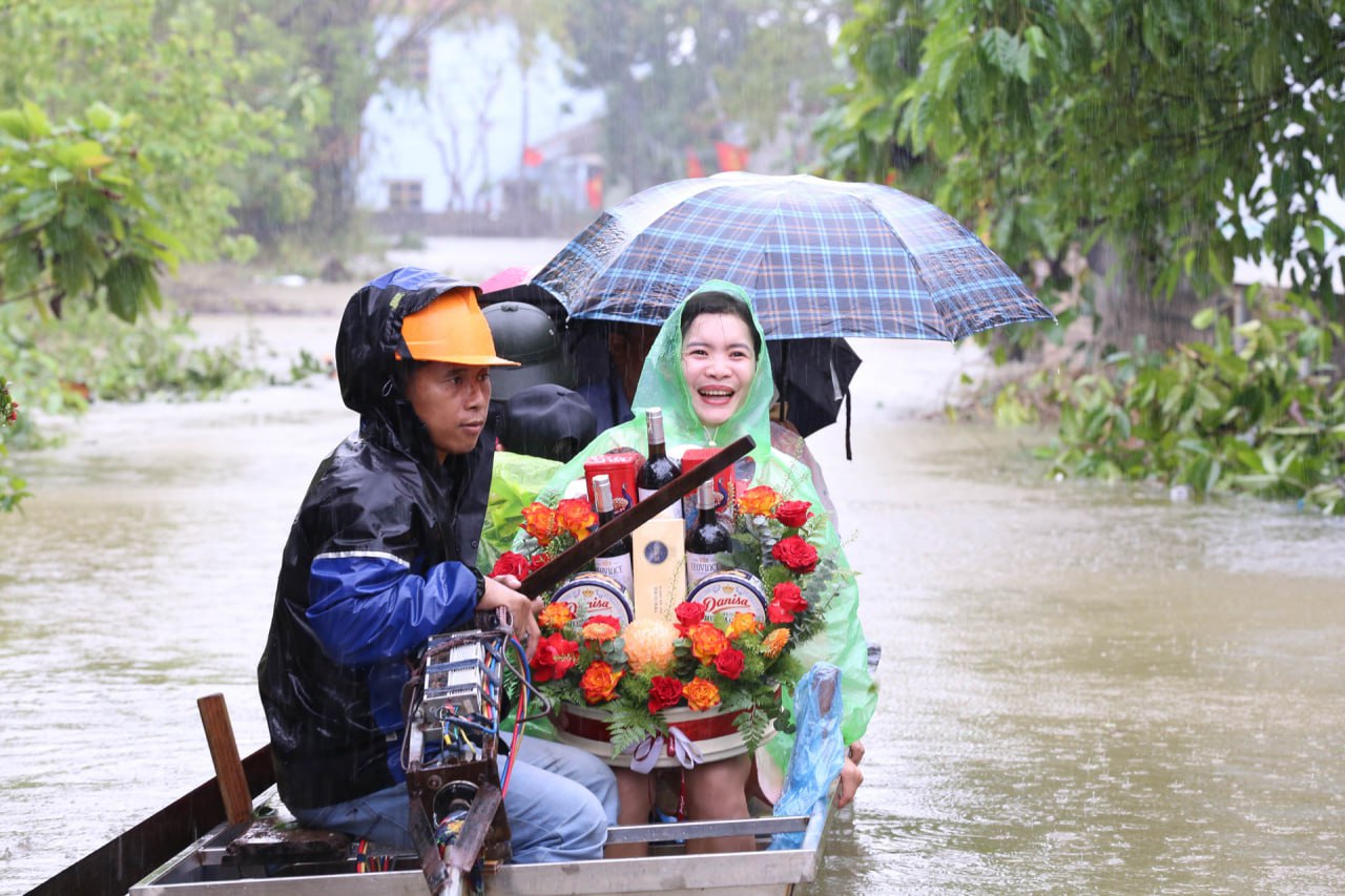 Đoàn nhà trai di chuyển bằng thuyền nhỏ (Ảnh: Báo Thanh niên Việt)