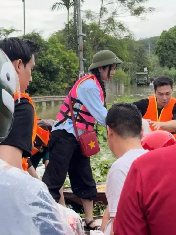 Đi từ thiện vùng lũ nhiệt tình, Diệp Lâm Anh vẫn nhận về bình luận tiêu cực vì vấn đề trang phục - ảnh 1