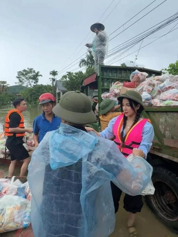 Đi từ thiện vùng lũ nhiệt tình, Diệp Lâm Anh vẫn nhận về bình luận tiêu cực vì vấn đề trang phục - ảnh 2