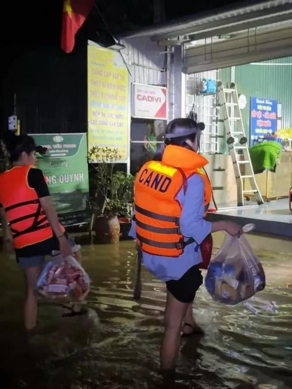 Diệp Lâm Anh cùng nhóm bạn thân đến Yên Bái để tặng 300 phần thuốc và dụng cụ y tế, 400 chăn lông tuyết và 320 phần lương thực