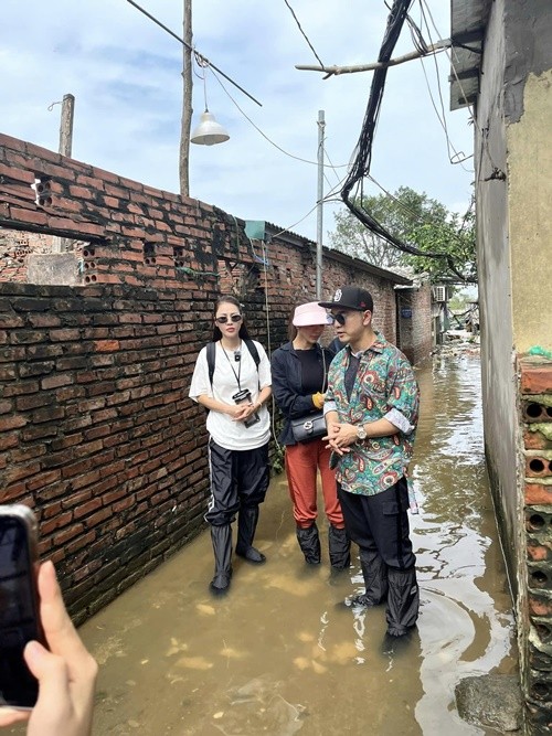 Nữ ca sĩ đi từ thiện cùng Ưng Hoàng Phúc: Tôi đã mất tất cả công việc, giờ chẳng còn gì - ảnh 1