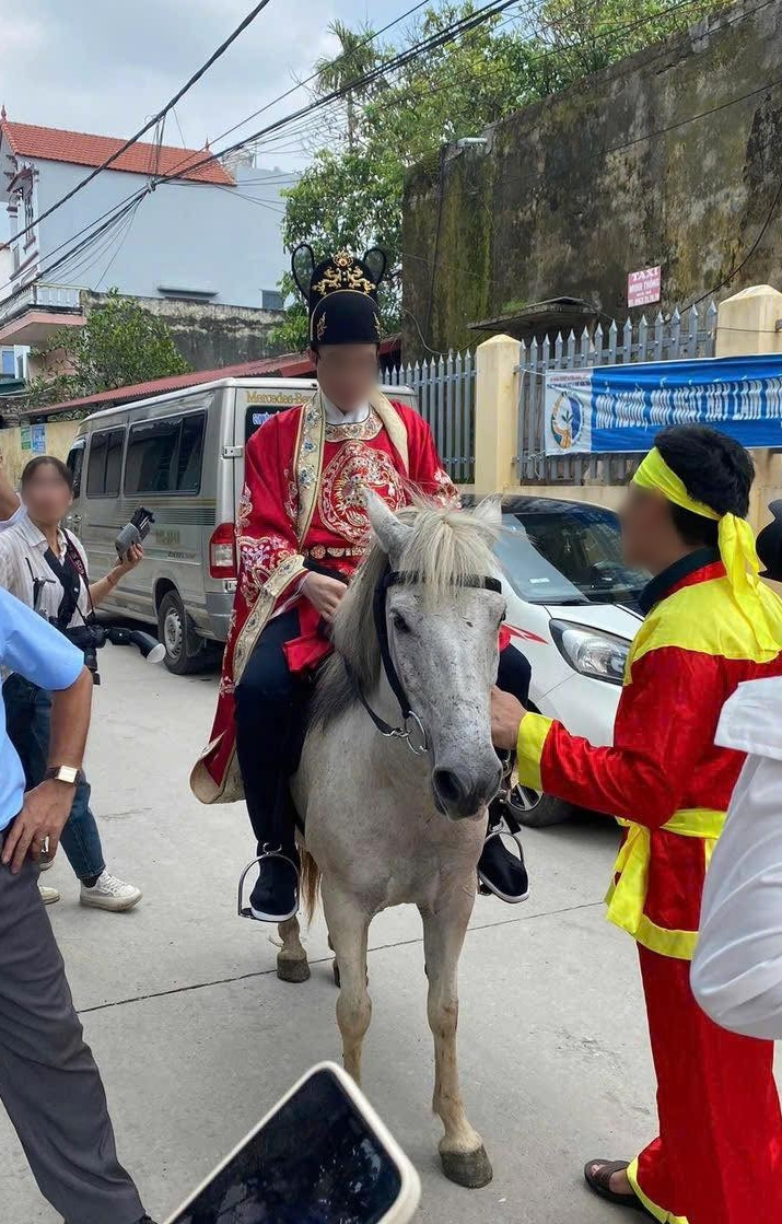 Đám cưới gây tranh cãi ở Hưng Yên: Chú rể cưỡi ngựa, cô dâu trùm khăn, đi kiệu như phim cổ trang - ảnh 1