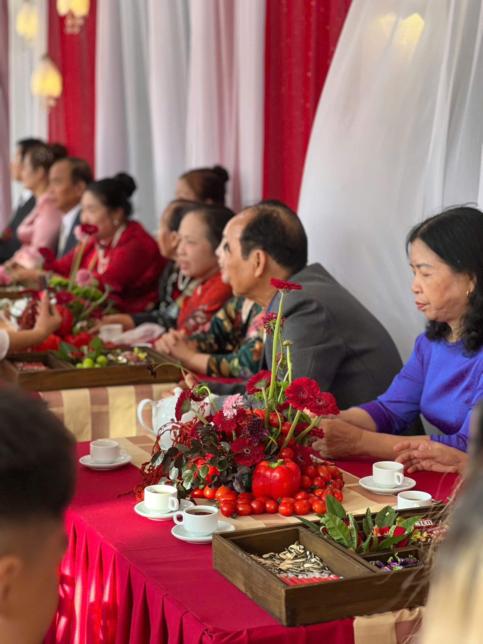 Khách mời vô cùng thích thú với ý tưởng trang trí đám cưới này (Ảnh: Báo Đời sống Pháp luật)