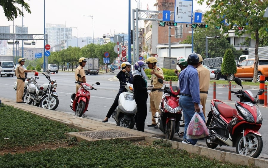 Tài xế cần nắm rõ kẻo bị phạt nặng: Những điểm cấm dừng đỗ xe theo quy định mới kể từ 1/2025 - ảnh 2