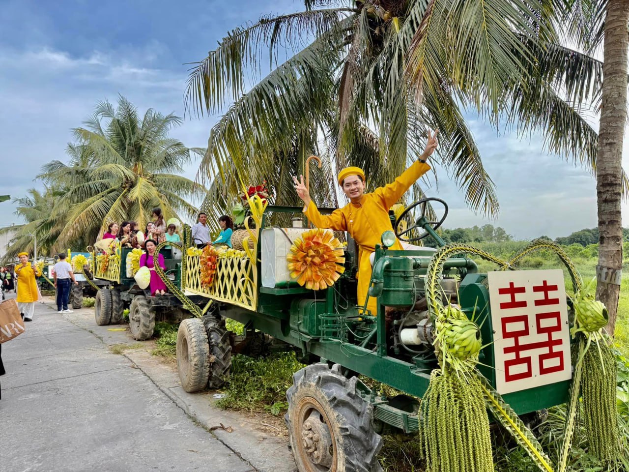 Minh Luân hào hứng check-in cùng dàn xe máy cày mà Hà Trí Quang sử dụng để vào nhà Thanh Đoàn.