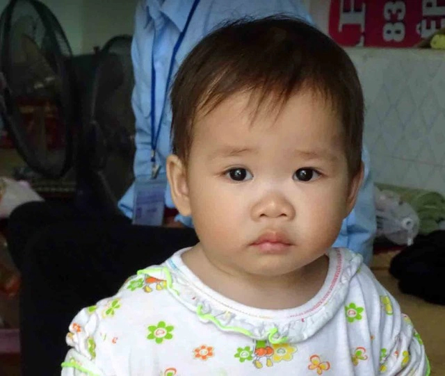Mẹ nuôi người Pháp mong tìm được mẹ ruột cho Thylia. Ảnh chụp bé gái ngày nhỏ