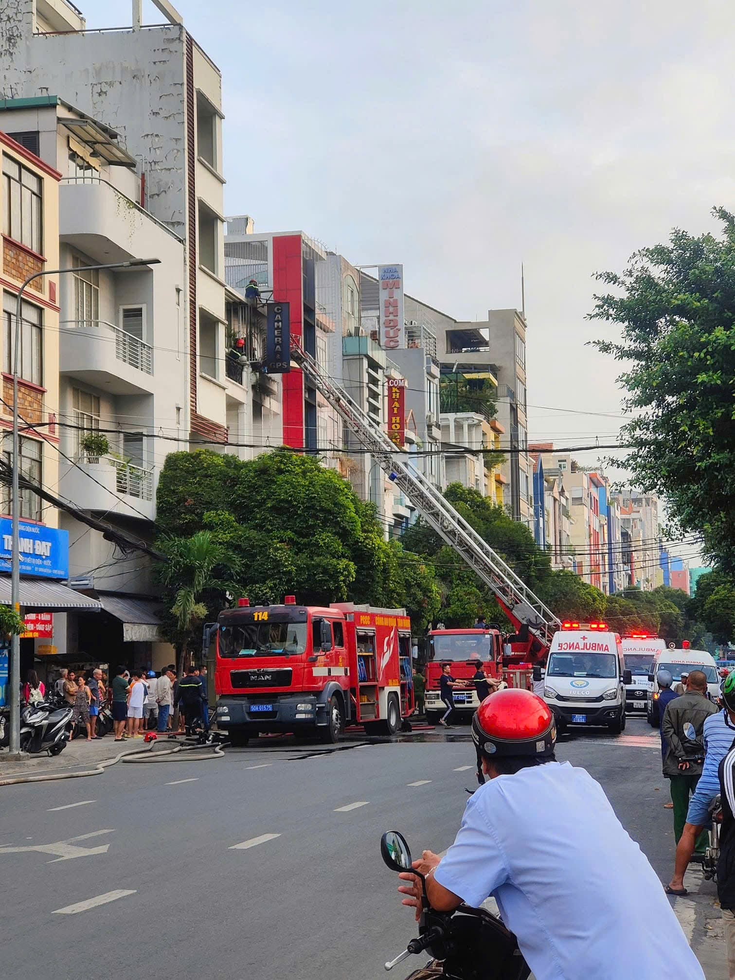 Lực lượng PCCC cùng xe cứu hỏa được điều động đến hiện trường (Ảnh: Báo Đời sống Pháp luật)