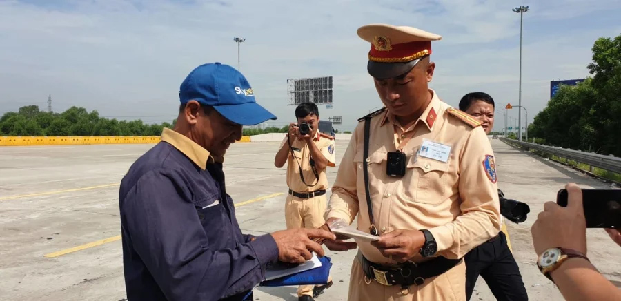 Ra đường nhớ mang theo 4 loại giấy tờ này để không bị phạt: Nhiều người thường hay quên - ảnh 2