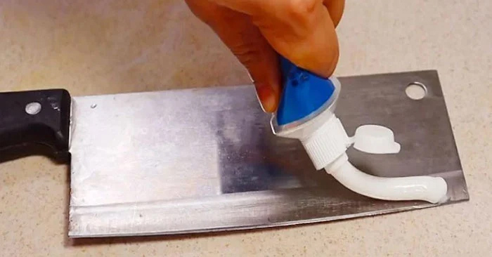 Bôi kem đánh răng lên lưỡi dao, kết quả khiến bạn cực bất ngờ - ảnh 1