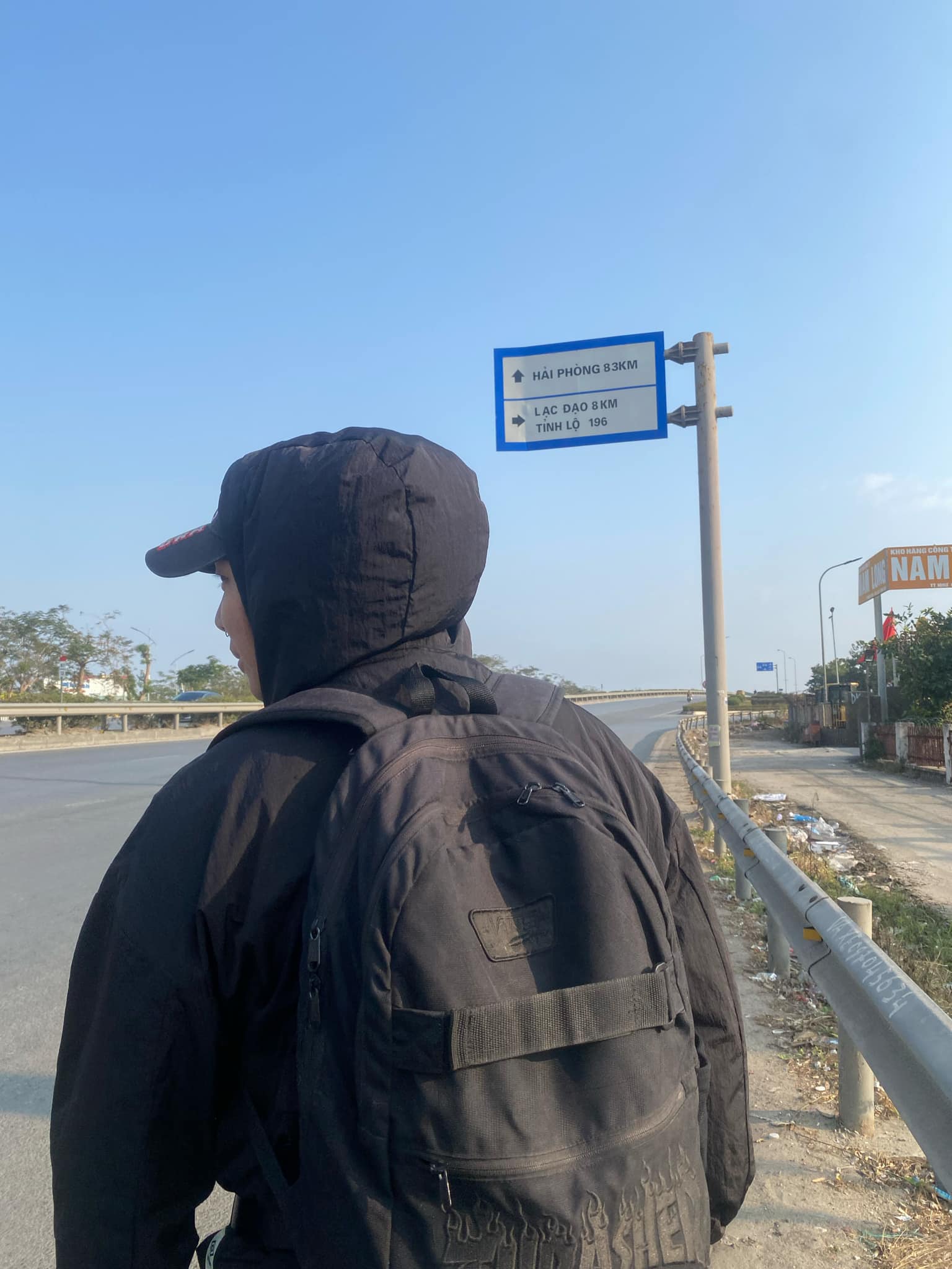 Phương Vũ đi bộ hơn 109km về nhà bạn gái