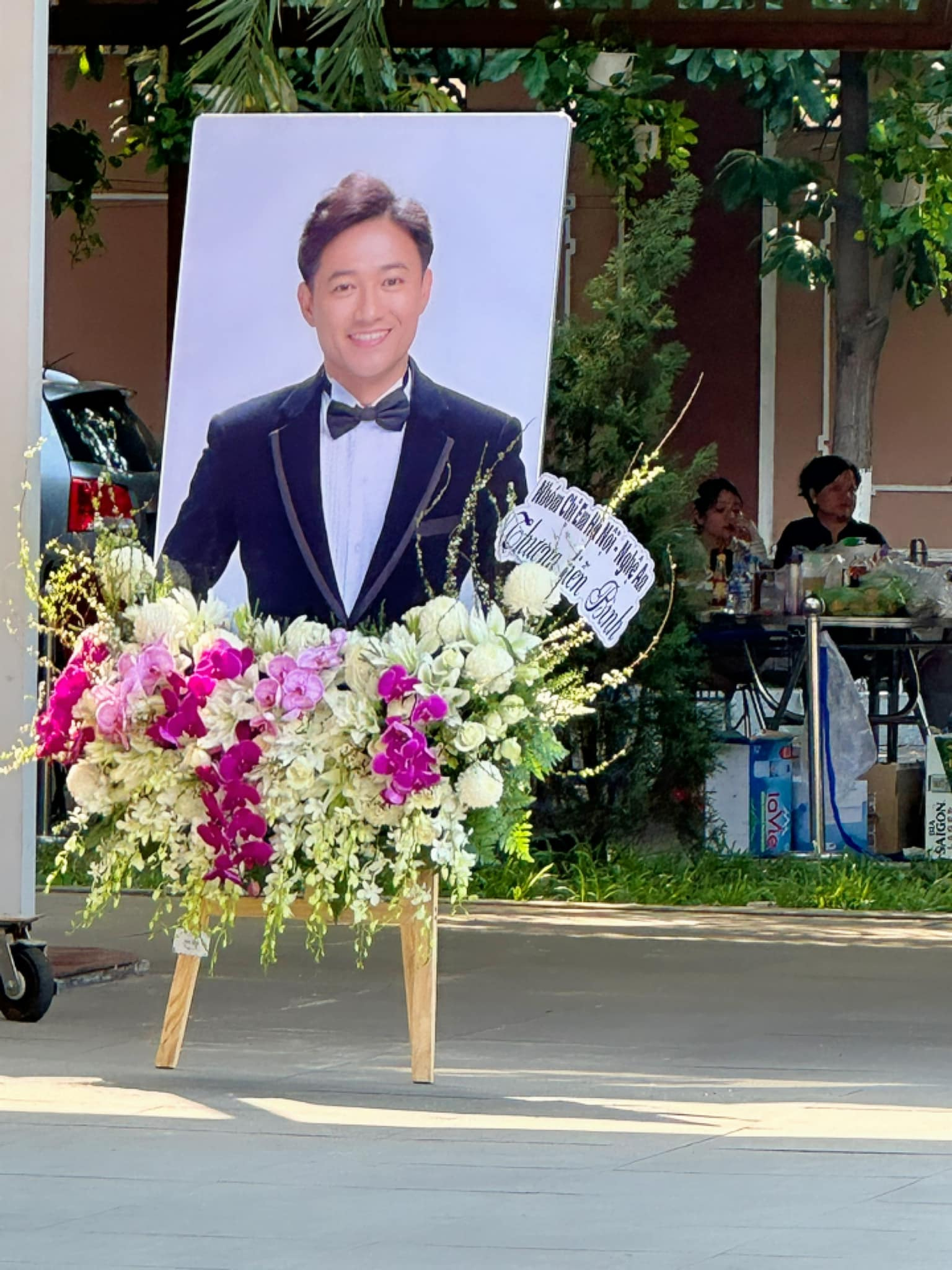 Lễ truy điệu cố nghệ sĩ Quý Bình: Rất đông khán giả có mặt, Lâm Khánh Chi - Phương Thanh đến tiễn biệt - ảnh 2