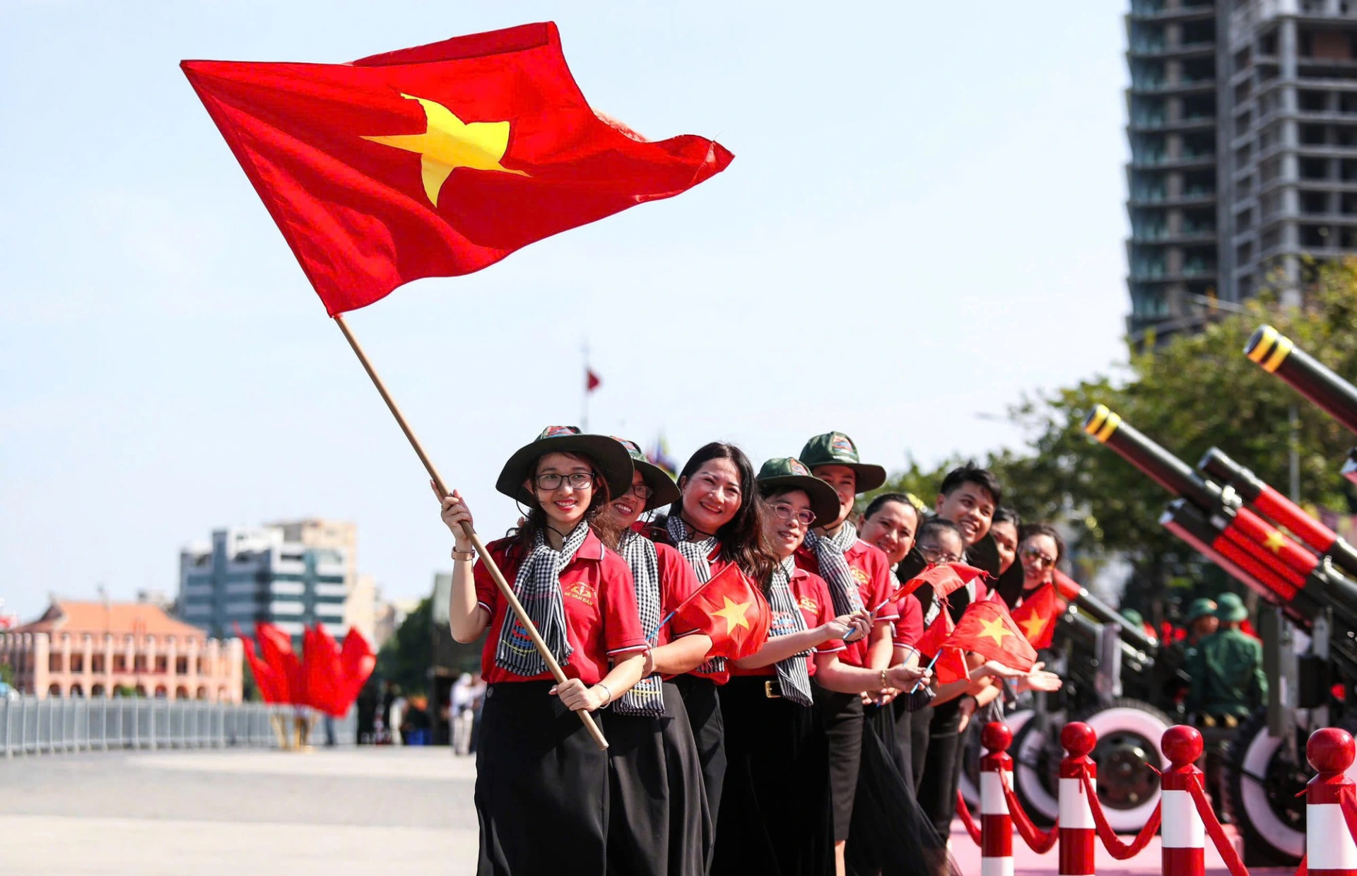 Người dân TP.HCM háo hức chờ đón diễu binh, diễu hành ngày 30.4 ẢNH: NHẬT THỊNH