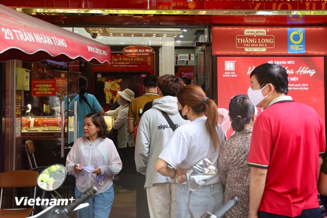 Người dân xếp hàng mua vàng. (Ảnh: TTXVN)