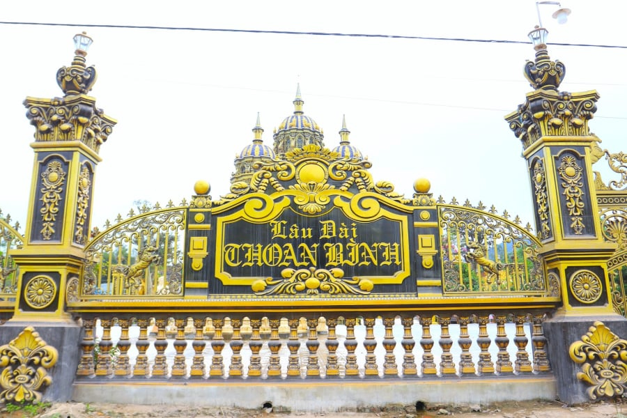 Mảnh đất này vốn là đất ở và đất vườn được chủ nhân tòa lâu đài mua lại của 4 hộ dân khác nhau rồi chuyển đổi thành đất ở để xây lâu đài.