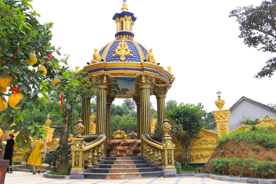 Khuôn viên tòa lâu đài được trồng nhiều cây cảnh đẹp và chòi tháp có đặt bộ bàn ghế đá để nghỉ ngơi.
