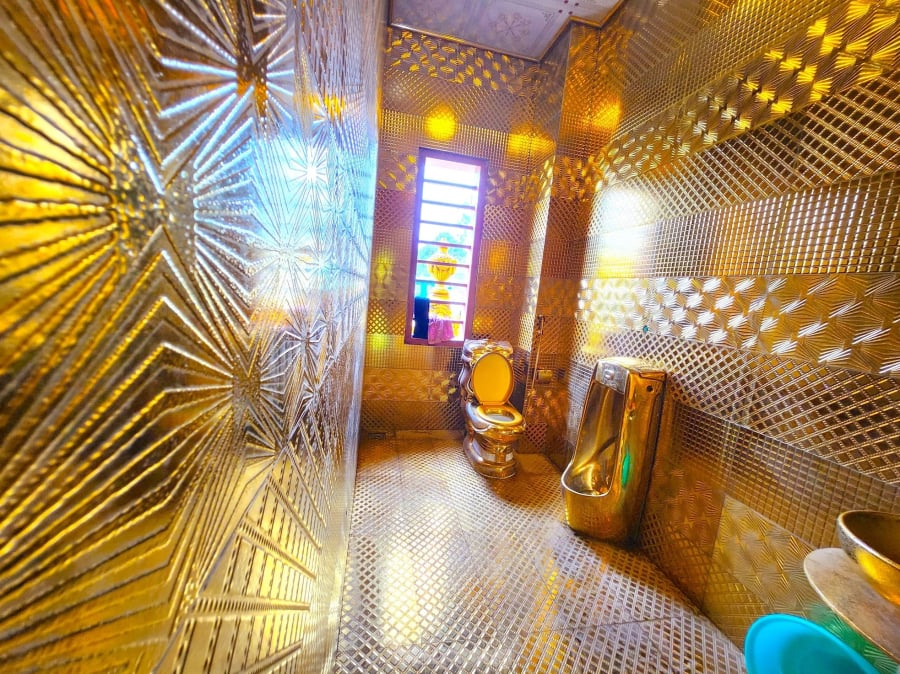 Ngay cả nhà vệ sinh cũng dát vàng.