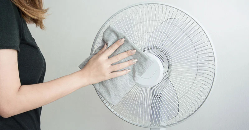 Cách lau quạt không cần tháo khung không dùng nước