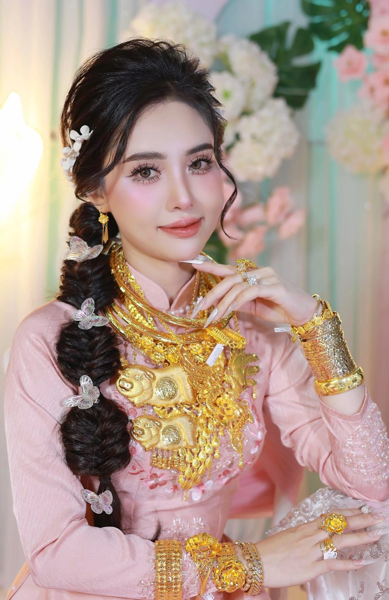 Chị Hoa đeo nhiều vàng trong ngày cưới ẢNH: NVCC