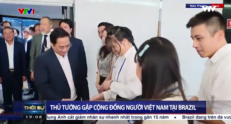 Xuân Việt (mặc áo sơ mi trắng) trong buổi gặp gỡ Thủ tướng Phạm Minh Chính vào năm 2023. (Ảnh chụp màn hình)