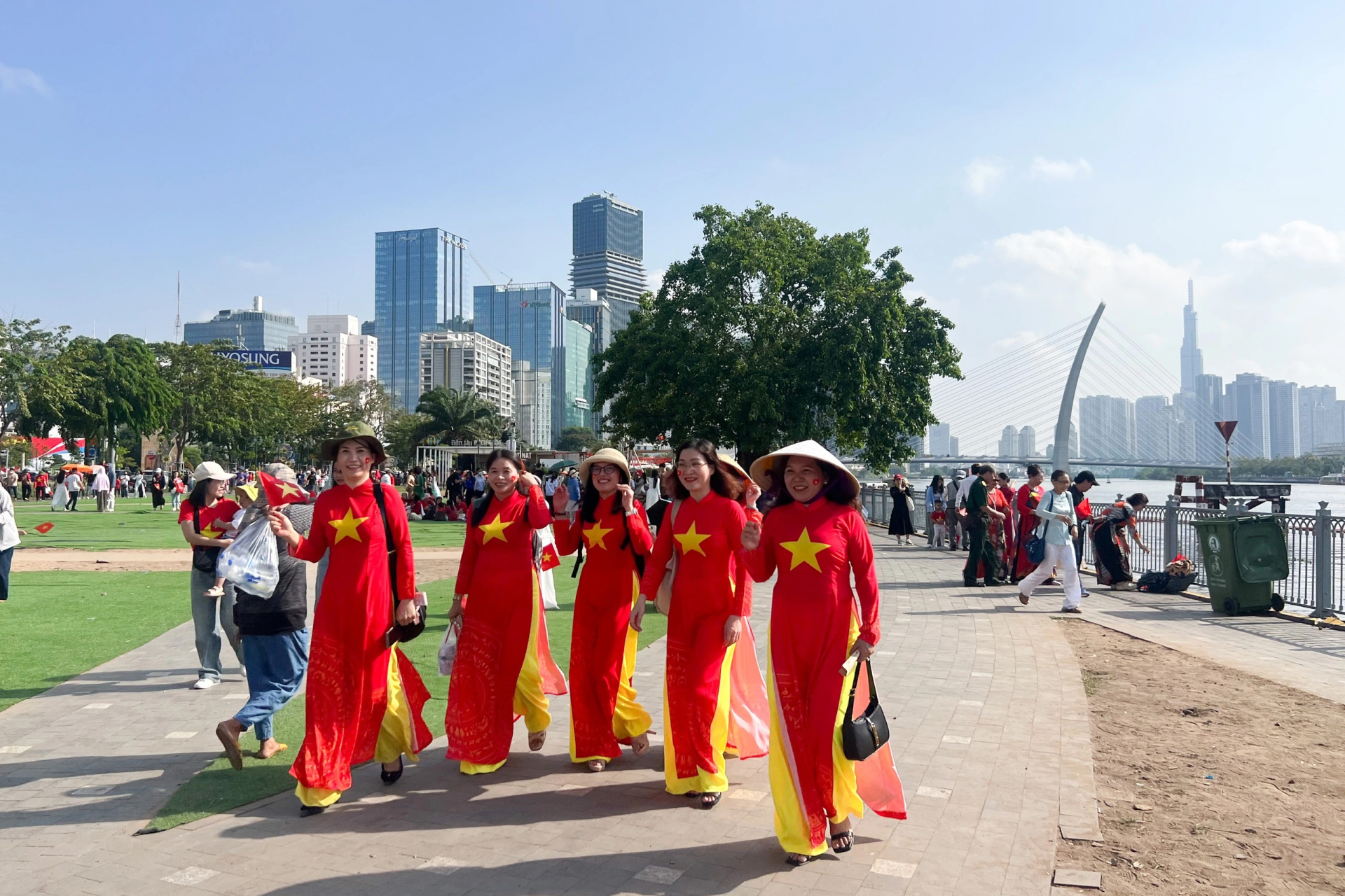 Người dân nô nức chụp ảnh check-in tại Bến Bạch Đằng ẢNH: PHAN DIỆP