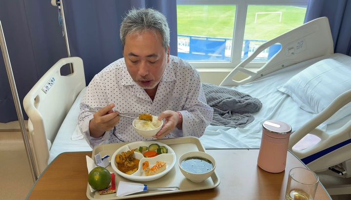 Đạo diễn Quang Dũng hài hước cho biết đây là 'lần nằm viện kiêm 'nghỉ dưỡng' lâu nhất' của mình (Ảnh: Báo VTC News)